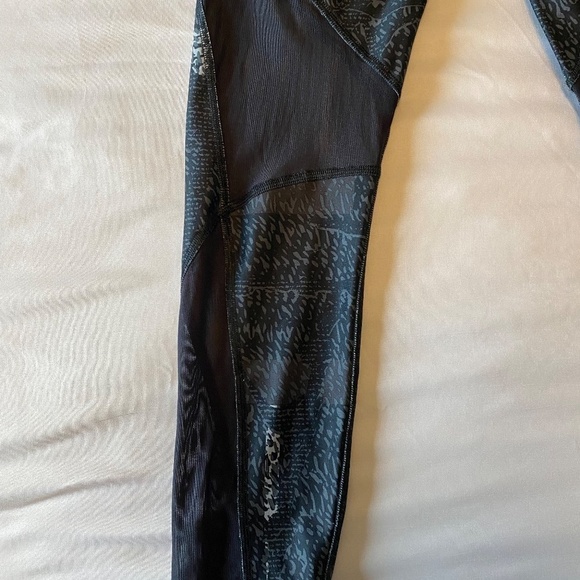 UA Compression‎ Leggings-Heat Gear- Black/Gray print- Size M- Mesh Cutouts - Picture 4 of 13